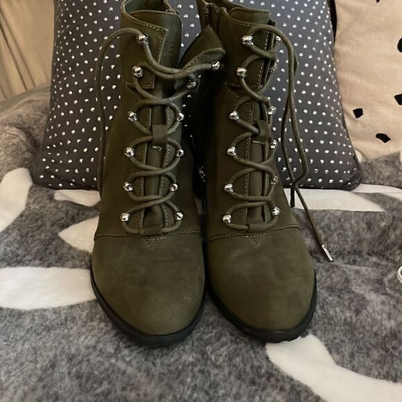 Aimee Kestenberg Danielle suede olive green & silver Lace-up Boots w/lug sole 7 - Picture 2 of 11